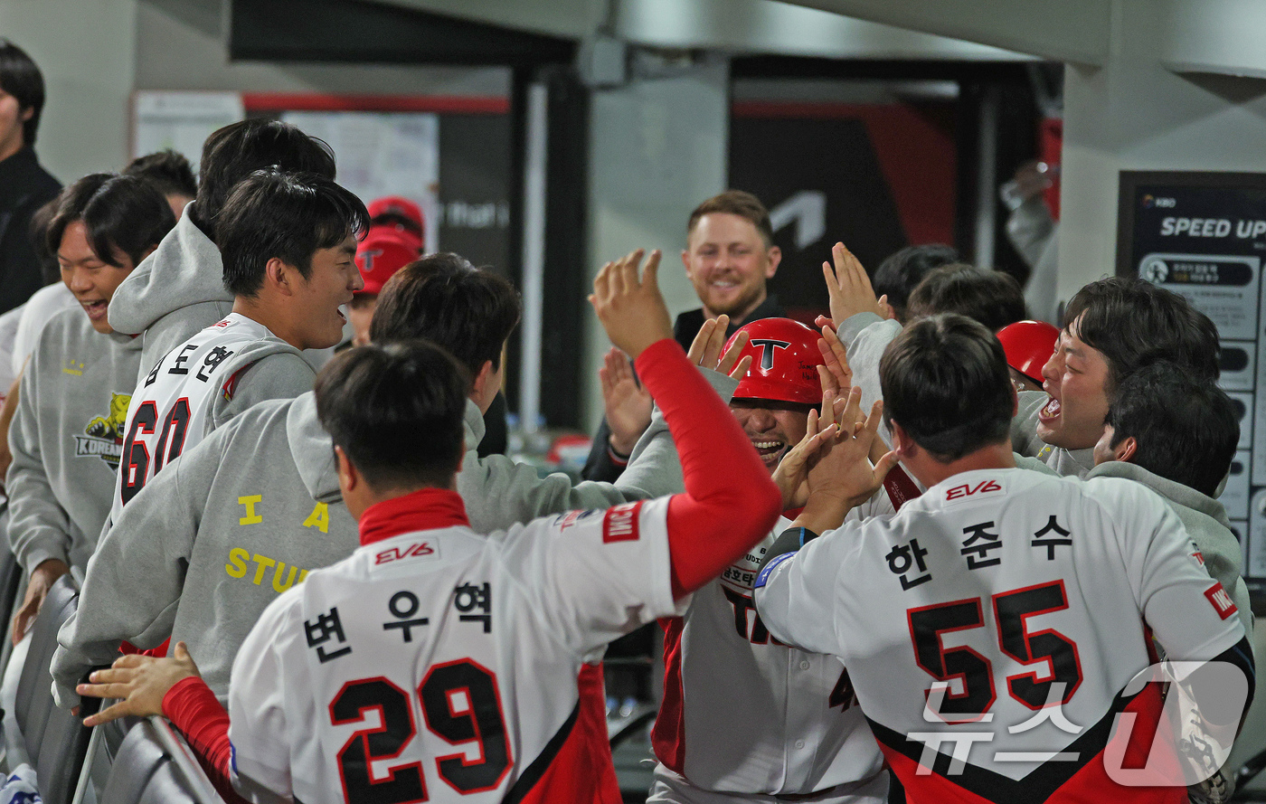 (광주=뉴스1) 장수영 기자 = 28일 오후 광주 기아챔피언스필드에서 열린 프로야구 '2024 신한 SOL 뱅크 KBO 포스트시즌' 한국시리즈 5차전 삼성 라이온즈와 KIA 타이거 …