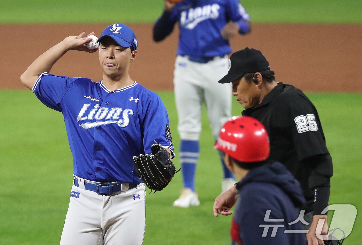 본문 이미지 - 28일 오후 광주 기아챔피언스필드에서 열린 프로야구 '2024 신한 SOL 뱅크 KBO 포스트시즌' 한국시리즈 5차전 삼성 라이온즈와 KIA 타이거즈의 경기, 5회말 2사 만루 상황 삼성 김윤수가 폭투로 동점을 허용하고 아쉬워하고 있다. 2024.10.28/뉴스1 ⓒ News1 임세영 기자