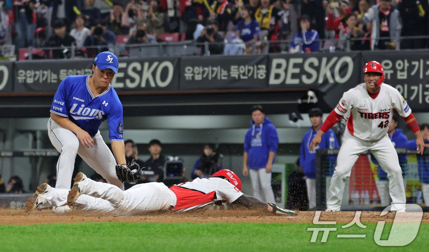 28일 오후 광주 기아챔피언스필드에서 열린 프로야구 &#39;2024 신한 SOL 뱅크 KBO 포스트시즌&#39; 한국시리즈 5차전 삼성 라이온즈와 KIA 타이거즈의 경기, 5회말 KIA 공격 2사 만루 상황에서 2루주자 박찬호가 삼성 김윤수의 폭투를 틈타 동점을 만들고있다. 2024.10.28/뉴스1 ⓒ News1 장수영 기자