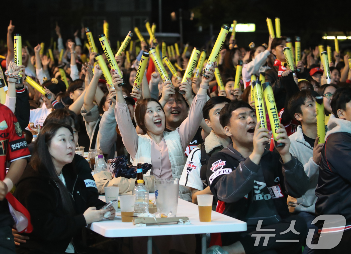 (광주=뉴스1) 박준배 기자 = 28일 오후 광주 김대중컨벤션센터 야외광장에서 프로야구 팬들이 '2024 신한 SOL 뱅크 KBO 포스트시즌' 한국시리즈 5차전 삼성 라이온즈와 K …