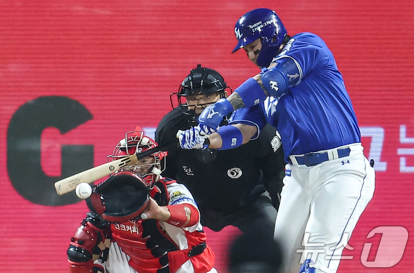 본문 이미지 - 28일 오후 광주 북구 기아챔피언스필드에서 열린 프로야구 '2024 신한 SOL 뱅크 KBO 포스트시즌' 한국시리즈 5차전 삼성 라이온즈와 기아 타이거즈의 경기, 6회초 2사 주자없는 상황에서 삼성 박병호가 내야안타를 치고 있다. 2024.10.28/뉴스1 ⓒ News1 김도우 기자