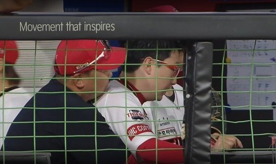 본문 이미지 - KIA 타이거즈 이범호 감독이 지난 7월 17일 삼성 라이온즈전에서 5회 강판한 양현종을 뒤에서 끌어안고 있는 모습. (티빙 캡처)