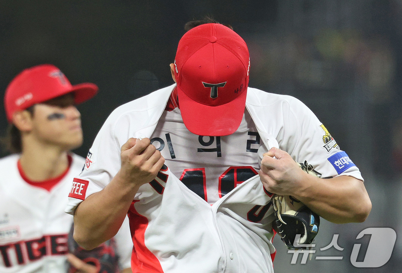 (광주=뉴스1) 장수영 기자 = 28일 오후 광주 기아챔피언스필드에서 열린 프로야구 '2024 신한 SOL 뱅크 KBO 포스트시즌' 한국시리즈 5차전 삼성 라이온즈와 KIA 타이거 …