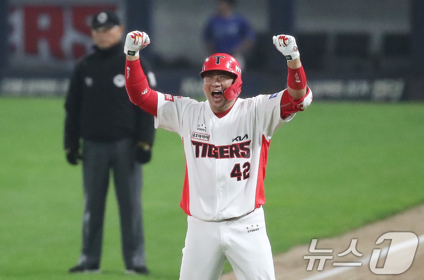 28일 오후 광주 기아챔피언스필드에서 열린 프로야구 &#39;2024 신한 SOL 뱅크 KBO 포스트시즌&#39; 한국시리즈 5차전 삼성 라이온즈와 KIA 타이거즈의 경기, 6회말 1사 1,3루 상황 KIA 김태군이 삼성 임창민을 상대로 1타점 적시 내야안타를 치고 환호하고 있다. 2024.10.28/뉴스1 ⓒ News1 임세영 기자