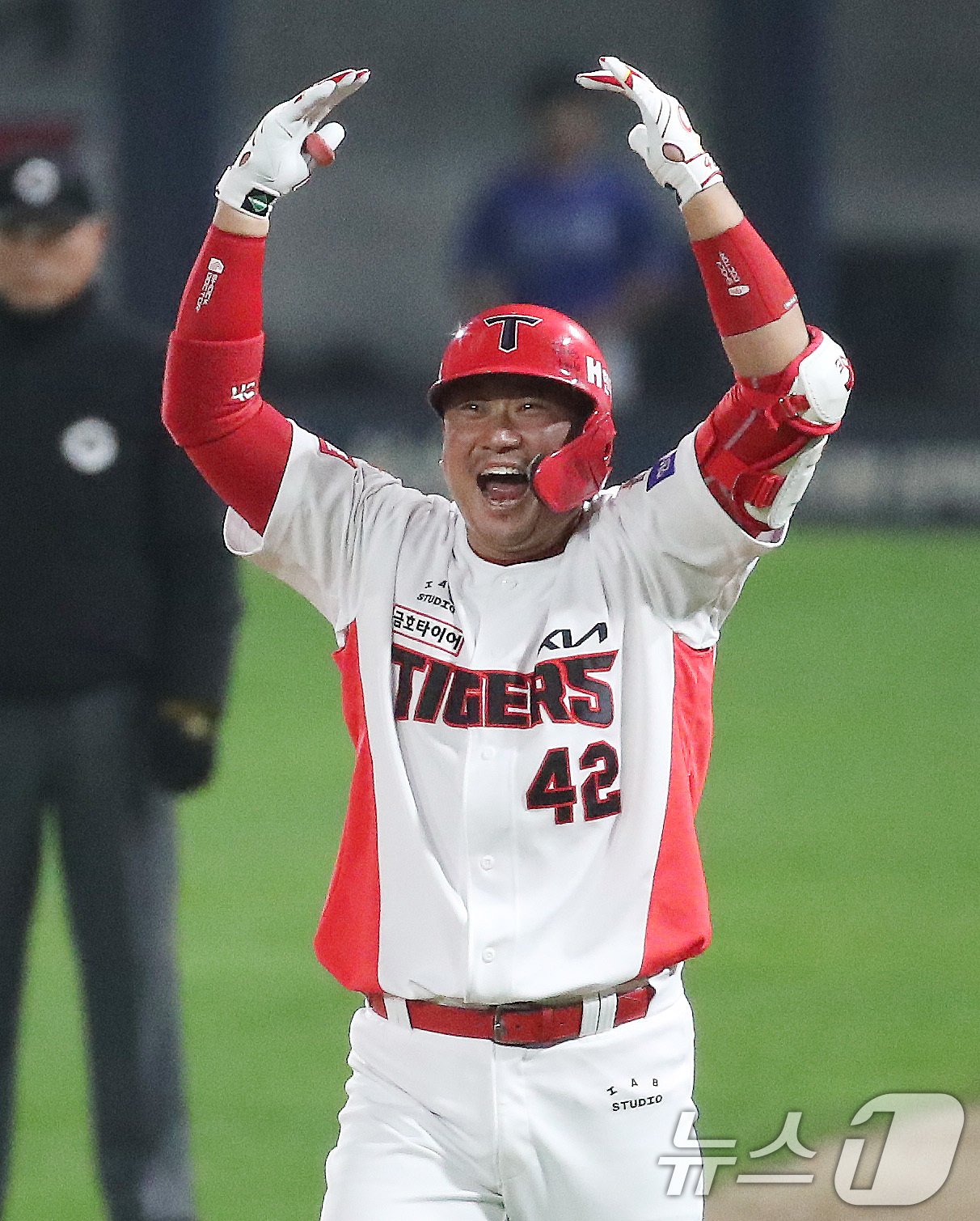 28일 오후 광주 기아챔피언스필드에서 열린 프로야구 &#39;2024 신한 SOL 뱅크 KBO 포스트시즌&#39; 한국시리즈 5차전 삼성 라이온즈와 KIA 타이거즈의 경기, 6회말 1사 1,3루 상황 KIA 김태군이 삼성 임창민을 상대로 1타점 적시 내야안타를 치고 환호하고 있다. 2024.10.28/뉴스1 ⓒ News1 임세영 기자