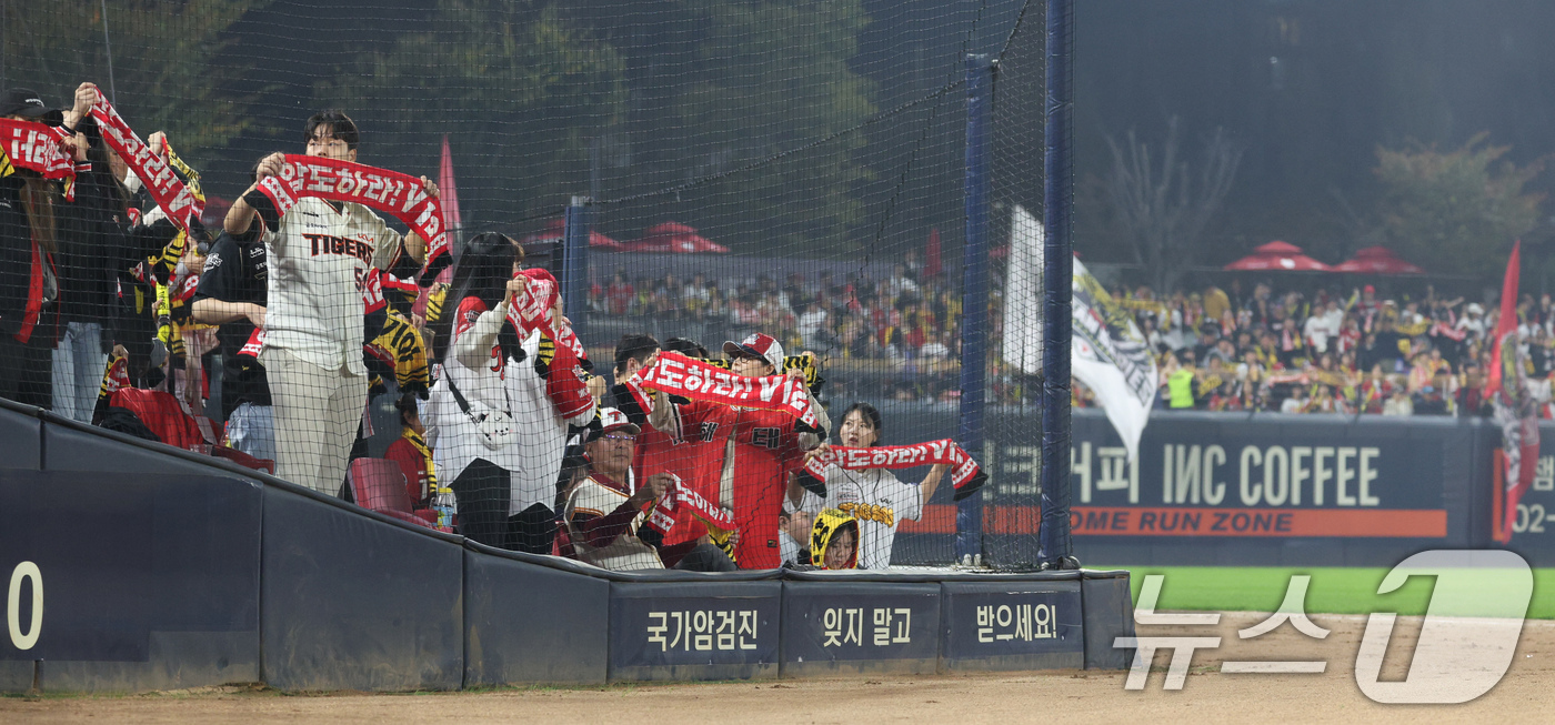 (광주=뉴스1) 장수영 기자 = 28일 오후 광주 기아챔피언스필드에서 열린 프로야구 '2024 신한 SOL 뱅크 KBO 포스트시즌' 한국시리즈 5차전 삼성 라이온즈와 KIA 타이거 …