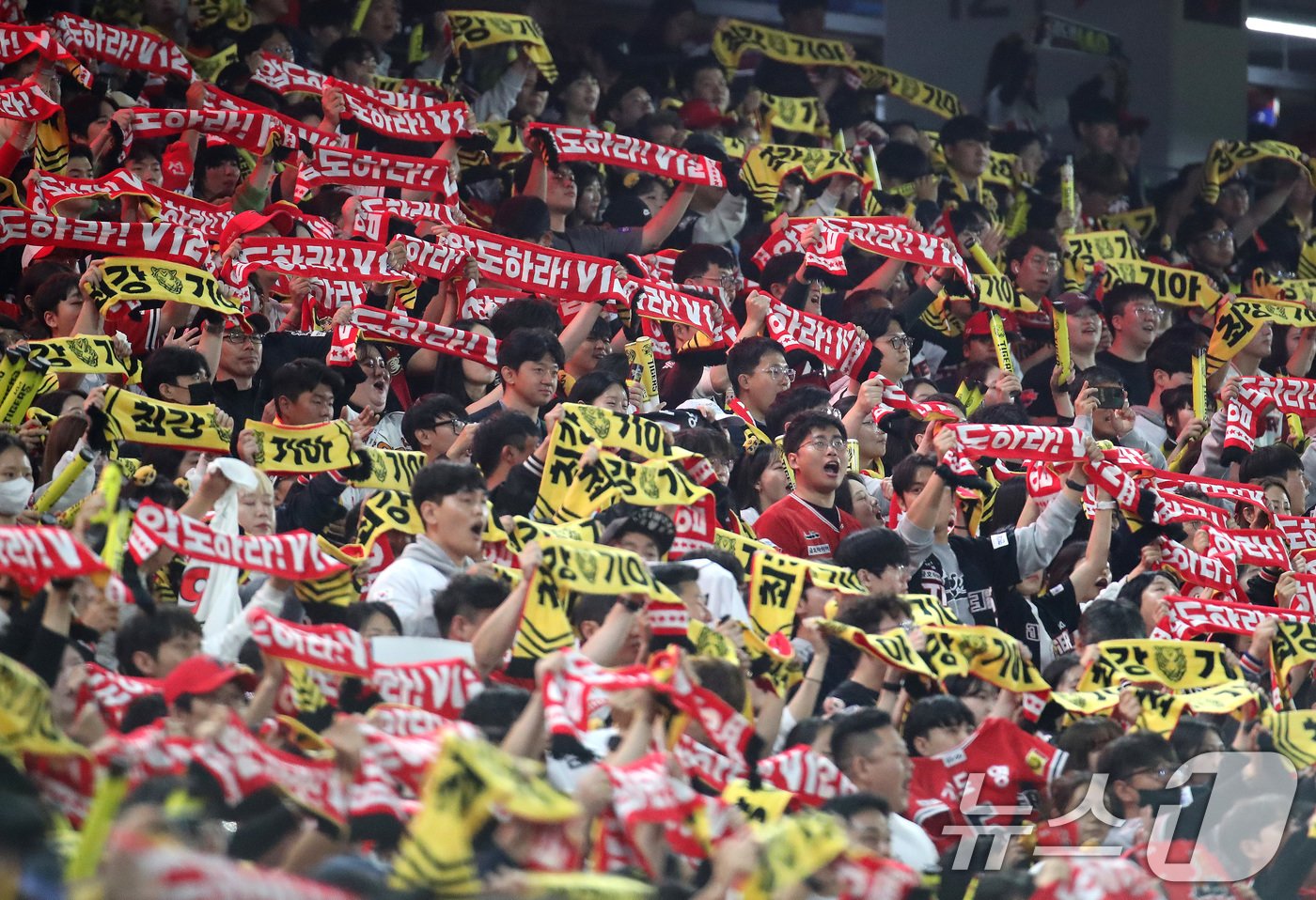 본문 이미지 - 28일 오후 광주 기아챔피언스필드에서 열린 프로야구 '2024 신한 SOL 뱅크 KBO 포스트시즌' 한국시리즈 5차전 삼성 라이온즈와 KIA 타이거즈의 경기에서 기아팬들이 응원을 하고 있다. 2024.10.28/뉴스1 ⓒ News1 임세영 기자
