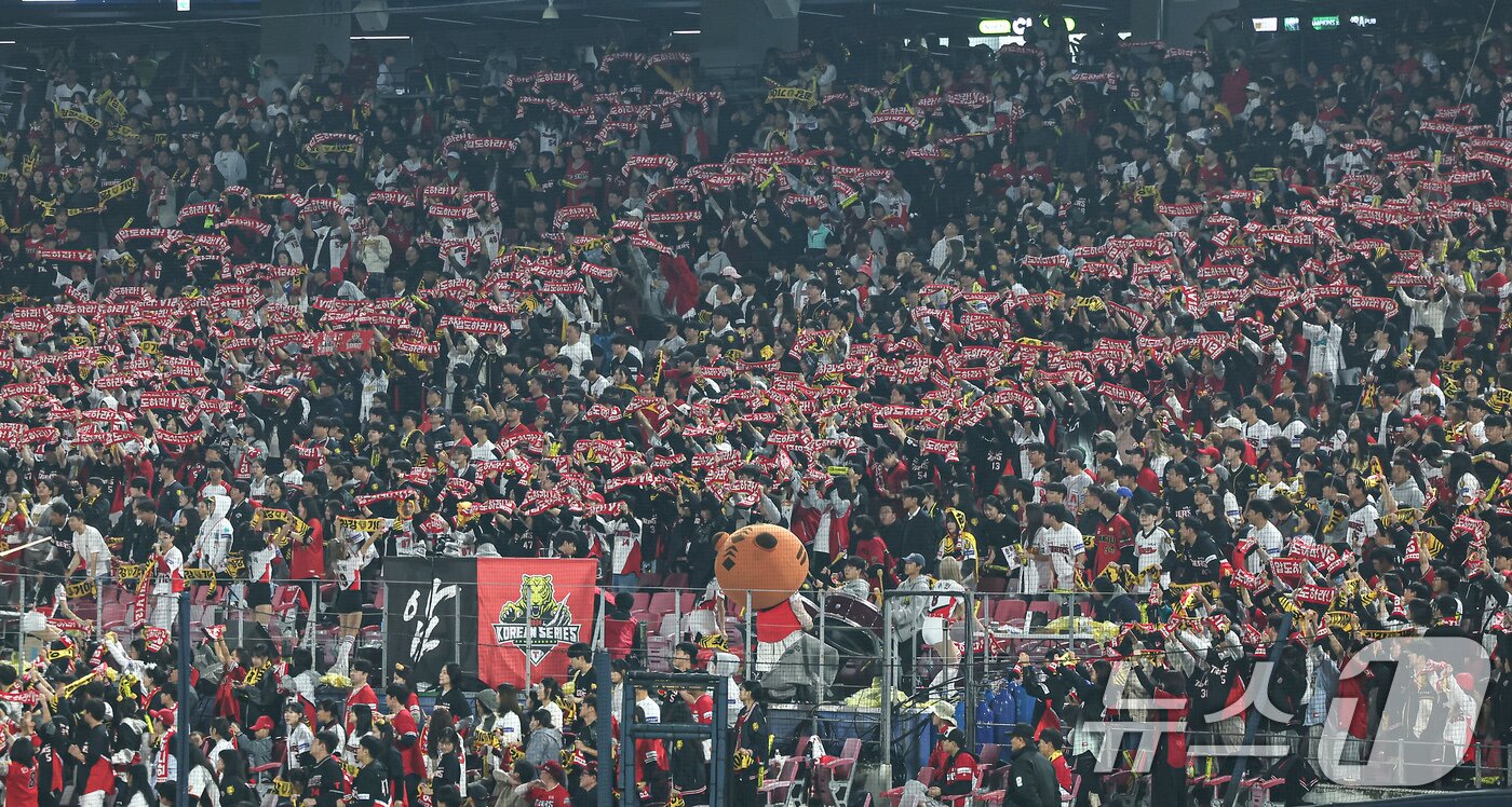 본문 이미지 - 28일 오후 광주 북구 기아챔피언스필드에서 열린 프로야구 &#39;2024 신한 SOL 뱅크 KBO 포스트시즌&#39; 한국시리즈 5차전 삼성 라이온즈와 기아 타이거즈의 경기, KIA 팬들이 열띤 응원을 펼치고 있다. 2024.10.28/뉴스1 ⓒ News1 김도우 기자