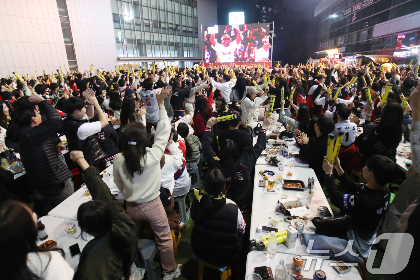 (광주=뉴스1) 박준배 기자 = 28일 오후 광주 기아챔피언스필드에서 열린 프로야구 '2024 신한 SOL 뱅크 KBO 포스트시즌' 한국시리즈 5차전 삼성 라이온즈와 KIA 타이거 …