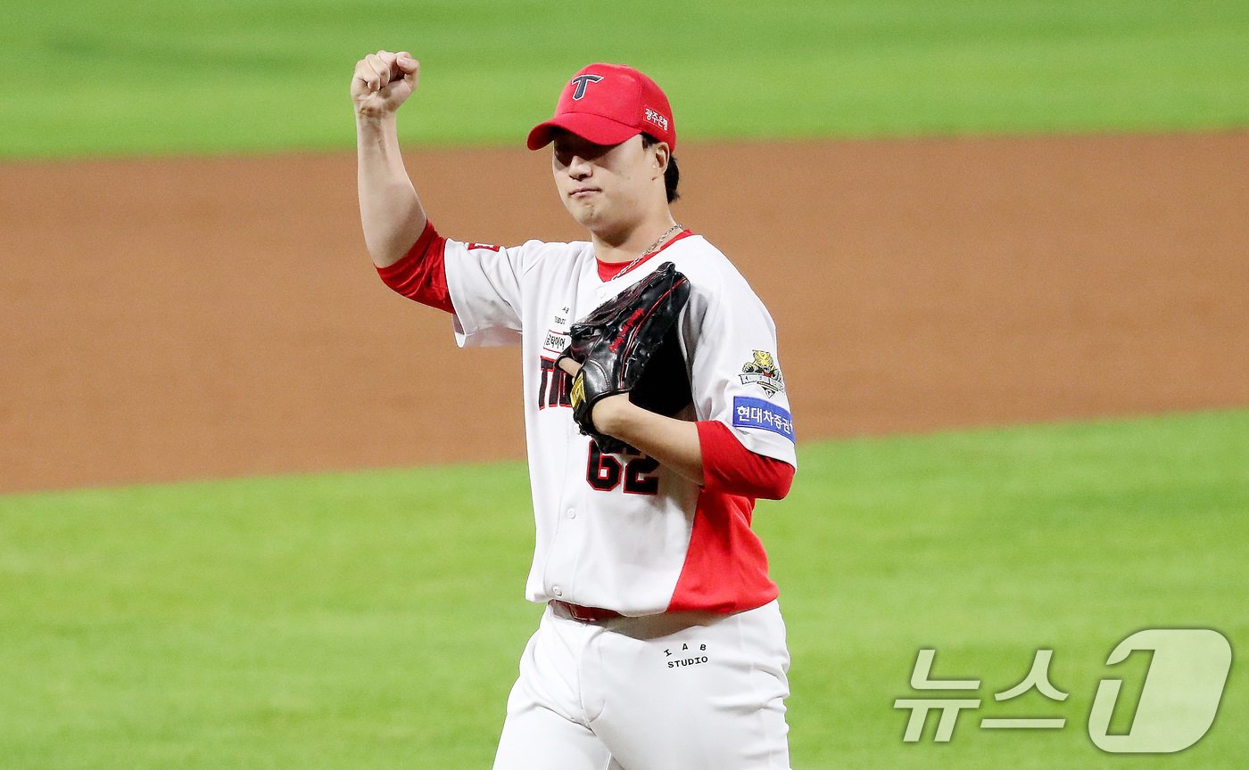 28일 오후 광주 북구 기아챔피언스필드에서 열린 프로야구 &#39;2024 신한 SOL 뱅크 KBO 포스트시즌&#39; 한국시리즈 5차전 삼성 라이온즈와 KIA 타이거즈의 경기, KIA 마무리 정해영이 8회초 2사 만루 상황을 무실점으로 마친 뒤 더그아웃으로 향하고 있다. 2024.10.28/뉴스1 ⓒ News1 임세영 기자