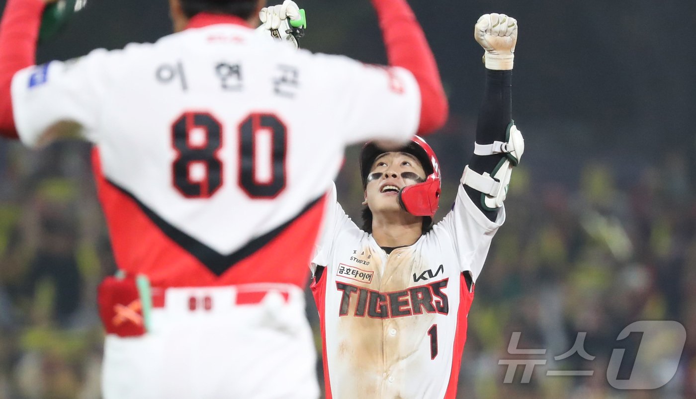 28일 오후 광주 기아챔피언스필드에서 열린 프로야구 &#39;2024 신한 SOL 뱅크 KBO 포스트시즌&#39; 한국시리즈 5차전 삼성 라이온즈와 KIA 타이거즈의 8회말 KIA 공격 1사 주자 1루 상황에서 KIA 박찬호가 1타점 2루타를 친 뒤 환호하고 있다. 2024.10.28/뉴스1 ⓒ News1 김기남 기자