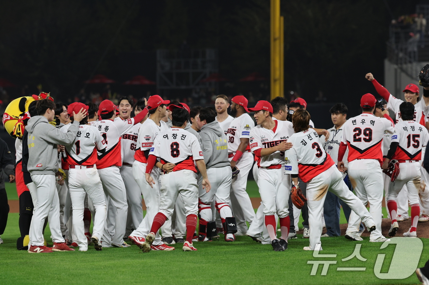 (광주=뉴스1) 장수영 기자 = 28일 오후 광주 기아챔피언스필드에서 열린 프로야구 '2024 신한 SOL 뱅크 KBO 포스트시즌' 한국시리즈 5차전 삼성 라이온즈와 KIA 타이거 …