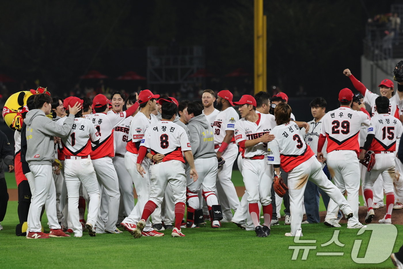 KIA 타이거즈가 28일 광주 기아 챔피언스필드에서 열린 2024 신한 SOL뱅크 KBO 포스트시즌 한국시리즈 5차전에서 삼성 라이온즈를 7-5로 누르고 우승을 확정한 뒤 기뻐하고 있다.  ⓒ News1 장수영 기자