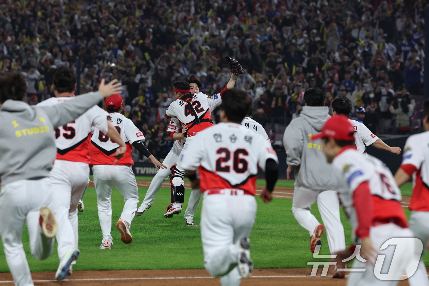 (광주=뉴스1) 장수영 기자 = 28일 오후 광주 기아챔피언스필드에서 열린 프로야구 '2024 신한 SOL 뱅크 KBO 포스트시즌' 한국시리즈 5차전 삼성 라이온즈와 KIA 타이거 …