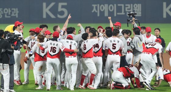 KIA, 삼성 꺾고 7년 만에 통합 우승 'V12'…시리즈 MVP 김선빈(종합)