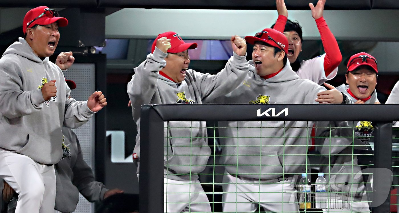 본문 이미지 - 28일 오후 광주 북구 기아챔피언스필드에서 열린 프로야구 '2024 신한 SOL 뱅크 KBO 포스트시즌' 한국시리즈 5차전 삼성 라이온즈와 KIA 타이거즈의 경기에서 KIA 이범호 감독이 우승을 결정지으며 환호하고 있다. 2024.10.28/뉴스1 ⓒ News1 김기남 기자