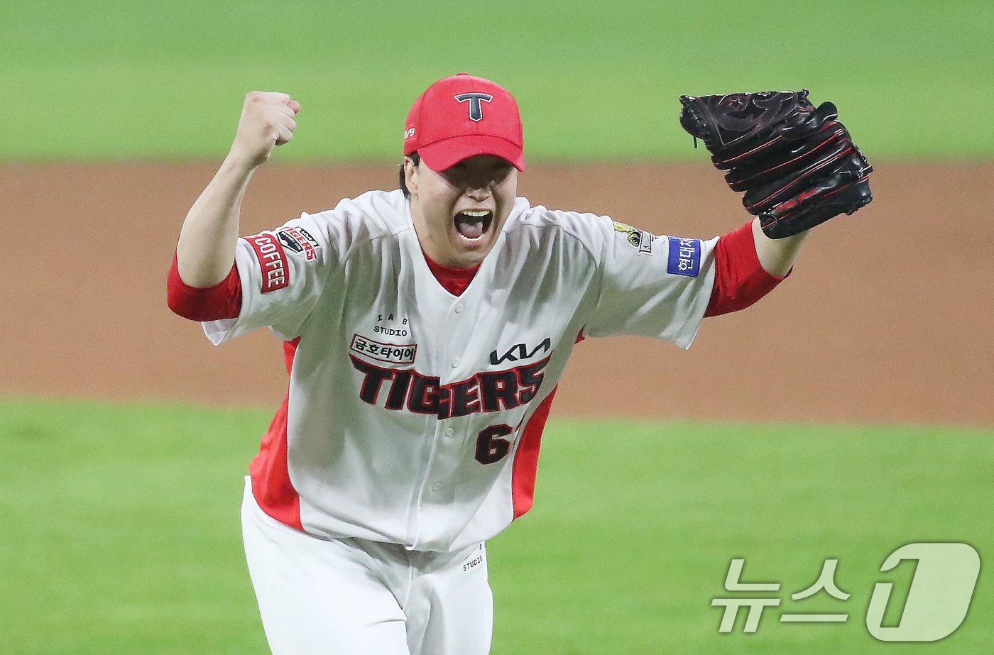 28일 오후 광주 기아챔피언스필드에서 열린 프로야구 &#39;2024 신한 SOL 뱅크 KBO 포스트시즌&#39; 한국시리즈 5차전 삼성 라이온즈와 KIA 타이거즈의 경기에서 KIA 정해영이 환호하고 있다, 이날 KIA는 삼성을 상대로 7대5로 승리하며 시리즈 전적 4대1로 통합 우승을 차지한 KIA 선수들이 자축하고 있다. 2024.10.28/뉴스1 ⓒ News1 임세영 기자