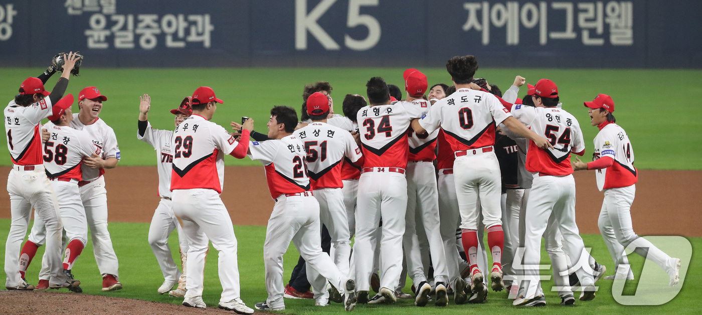 (광주=뉴스1) 임세영 기자 = 28일 오후 광주 기아챔피언스필드에서 열린 프로야구 '2024 신한 SOL 뱅크 KBO 포스트시즌' 한국시리즈 5차전 삼성 라이온즈와 KIA 타이거 …