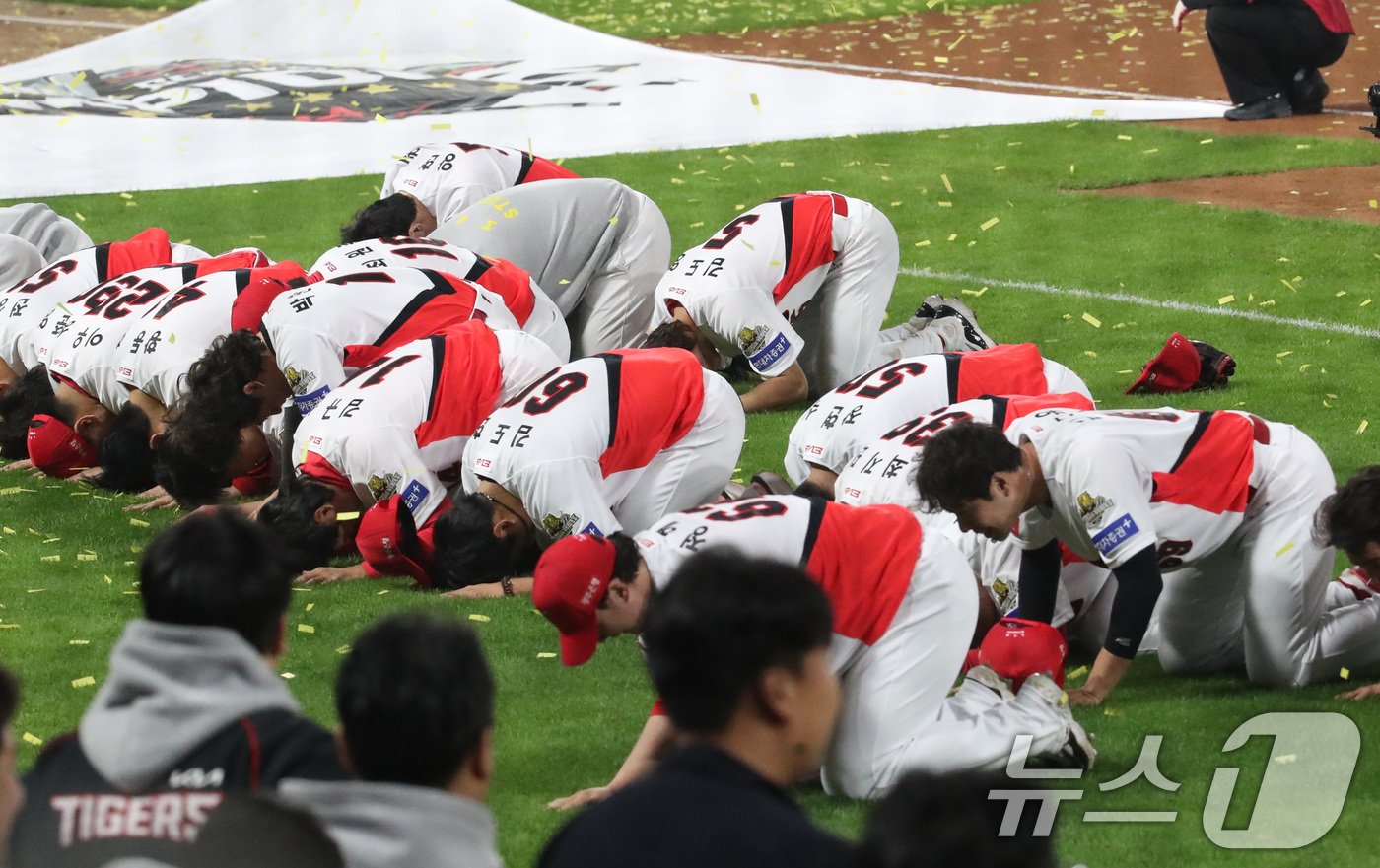 28일 오후 광주 기아챔피언스필드에서 열린 프로야구 &#39;2024 신한 SOL 뱅크 KBO 포스트시즌&#39; 한국시리즈 5차전 삼성 라이온즈와 KIA 타이거즈의 경기에서 7대5로 승리하며 시리즈 전적 4대1로 통합 우승을 차지한 KIA 선수들이 팬들에게 큰절을 하고 있다. 2024.10.28/뉴스1 ⓒ News1 임세영 기자