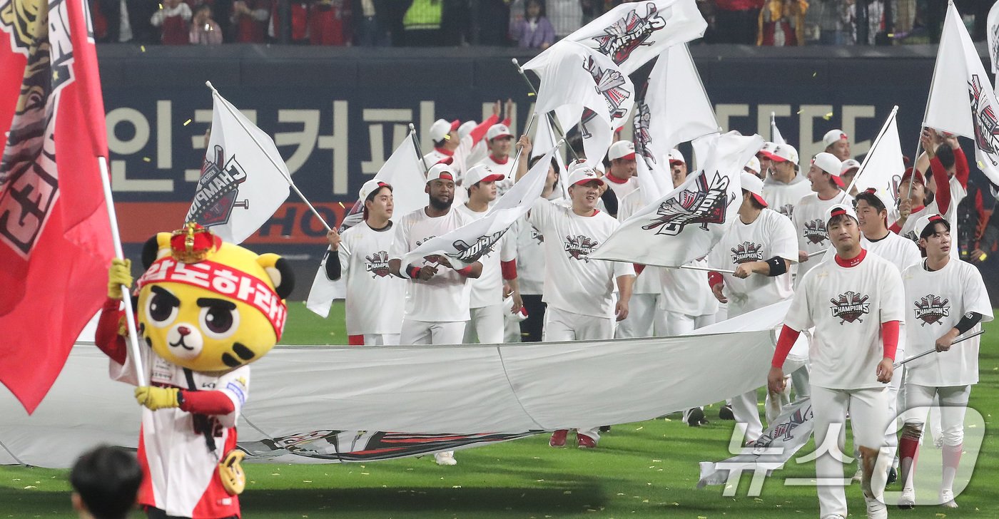 28일 오후 광주 기아챔피언스필드에서 열린 프로야구 &#39;2024 신한 SOL 뱅크 KBO 포스트시즌&#39; 한국시리즈 5차전 삼성 라이온즈와 KIA 타이거즈의 경기에서 7대5로 승리하며 시리즈 전적 4대1로 통합 우승을 차지한 KIA 선수들이 세리머니를 하고 있다. 2024.10.28/뉴스1 ⓒ News1 임세영 기자