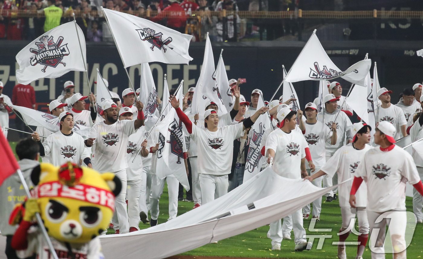 28일 오후 광주 기아챔피언스필드에서 열린 프로야구 &#39;2024 신한 SOL 뱅크 KBO 포스트시즌&#39; 한국시리즈 5차전 삼성 라이온즈와 KIA 타이거즈의 경기에서 7대5로 승리하며 시리즈 전적 4대1로 통합 우승을 차지한 KIA 선수들이 세리머니를 하고 있다. 2024.10.28/뉴스1 ⓒ News1 임세영 기자