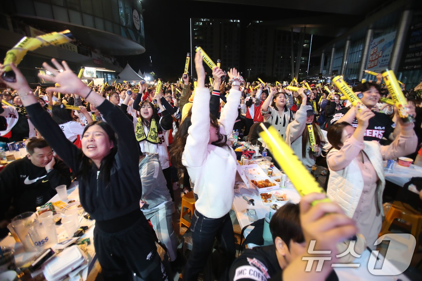 28일 오후 광주 김대중컨벤션센터 야외광장에서 KIA 타이거즈 팬들이 &#39;2024 신한 SOL 뱅크 KBO 포스트시즌&#39; 한국시리즈 우승을 축하하고 있다. 2024.10.28/뉴스1 ⓒ News1 박준배 기자