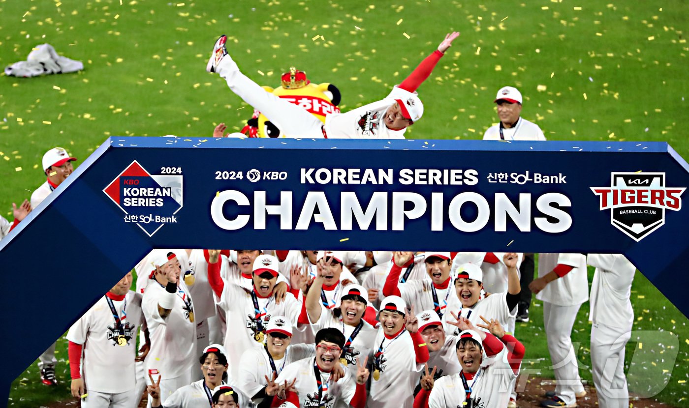 28일 오후 광주 북구 기아챔피언스필드에서 열린 프로야구 &#39;2024 신한 SOL 뱅크 KBO 포스트시즌&#39; 한국시리즈 5차전 삼성 라이온즈와 KIA 타이거즈의 경기에서 KIA가 승리, 이범호 감독을 헹가래 치며 2024 한국시리즈 우승 세리머니를 하고 있다. 2024.10.28/뉴스1 ⓒ News1 김기남 기자