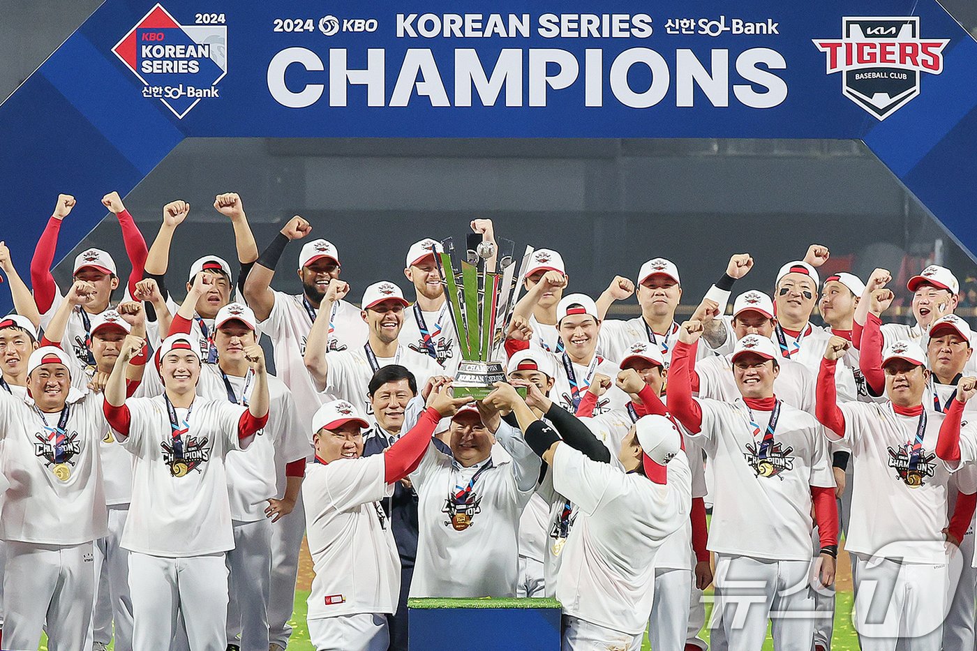 본문 이미지 - 28일 오후 광주 기아챔피언스필드에서 열린 프로야구 '2024 신한 SOL 뱅크 KBO 포스트시즌' 한국시리즈 5차전 삼성 라이온즈와 KIA 타이거즈의 경기에서 7대5로 승리하며 시리즈 전적 4대1로 통합 우승을 차지한 KIA 이범호 감독 및 선수들이 우승 트로피를 들고 환호하고 있다. 2024.10.28/뉴스1 ⓒ News1 장수영 기자