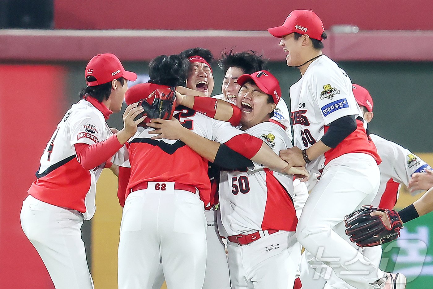 28일 오후 광주 기아챔피언스필드에서 열린 프로야구 &#39;2024 신한 SOL 뱅크 KBO 포스트시즌&#39; 한국시리즈 5차전 삼성 라이온즈와 KIA 타이거즈의 경기에서 7대5로 승리하며 통합 우승을 차지한 KIA 선수들이 기뻐하고 있다. 2024.10.28/뉴스1 ⓒ News1 김도우 기자