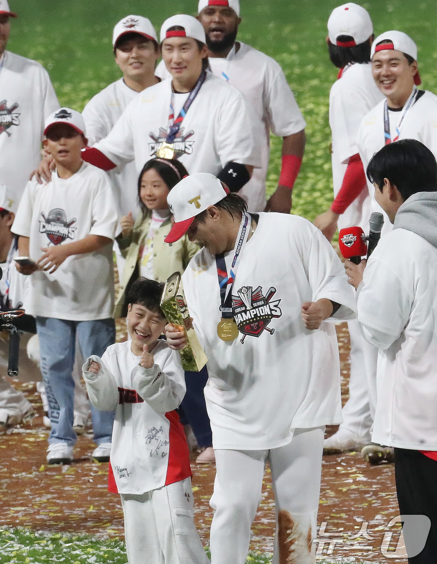 28일 오후 광주 기아챔피언스필드에서 열린 프로야구 &#39;2024 신한 SOL 뱅크 KBO 포스트시즌&#39; 한국시리즈 5차전 삼성 라이온즈와 KIA 타이거즈의 경기 우승 시상식에서 시리즈 MVP 김선빈이 아들과 함께 삐끼삐끼 세리머니를 하고 있다. 2024.10.28/뉴스1 ⓒ News1 임세영 기자