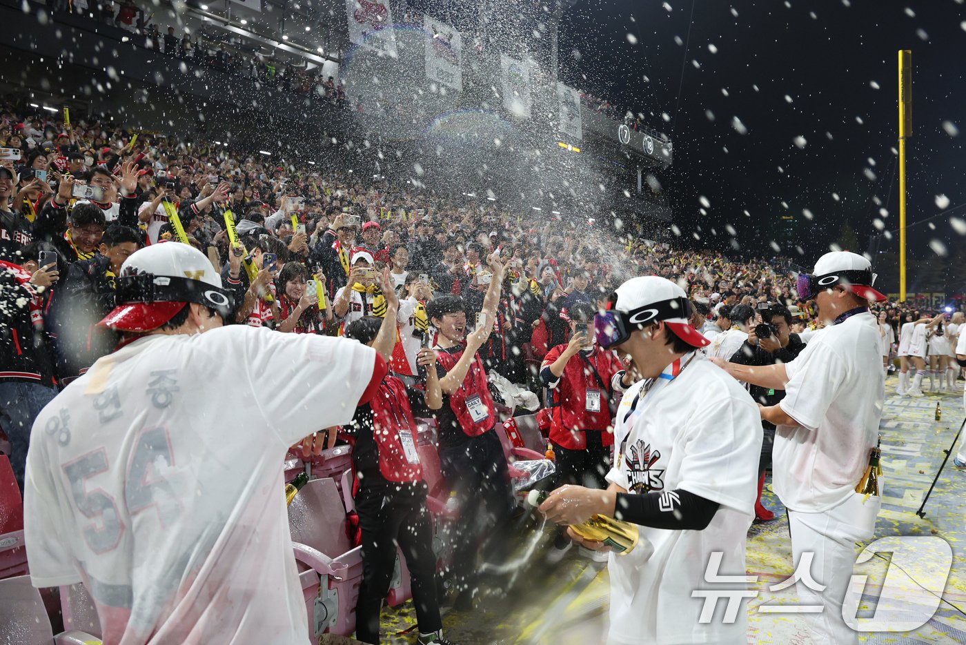 28일 오후 광주 기아챔피언스필드에서 열린 프로야구 &#39;2024 신한 SOL 뱅크 KBO 포스트시즌&#39; 한국시리즈 5차전 삼성 라이온즈와 KIA 타이거즈의 경기에서 7대5로 승리하며 시리즈 전적 4대1로 통합 우승을 차지한 KIA 선수들이 팬들에게 샴페인을 뿌리고 있다. 2024.10.28/뉴스1 ⓒ News1 장수영 기자