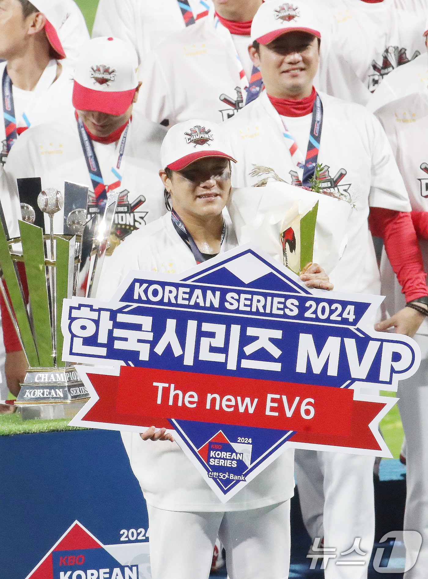 본문 이미지 - 28일 오후 광주 기아챔피언스필드에서 열린 프로야구 '2024 신한 SOL 뱅크 KBO 포스트시즌' 한국시리즈 5차전 삼성 라이온즈와 KIA 타이거즈의 경기 우승 트로피 시상식에서 KIA 김선빈이 한국시리즈 MVP를 수상하고 있다. 2024.10.28/뉴스1 ⓒ News1 임세영 기자
