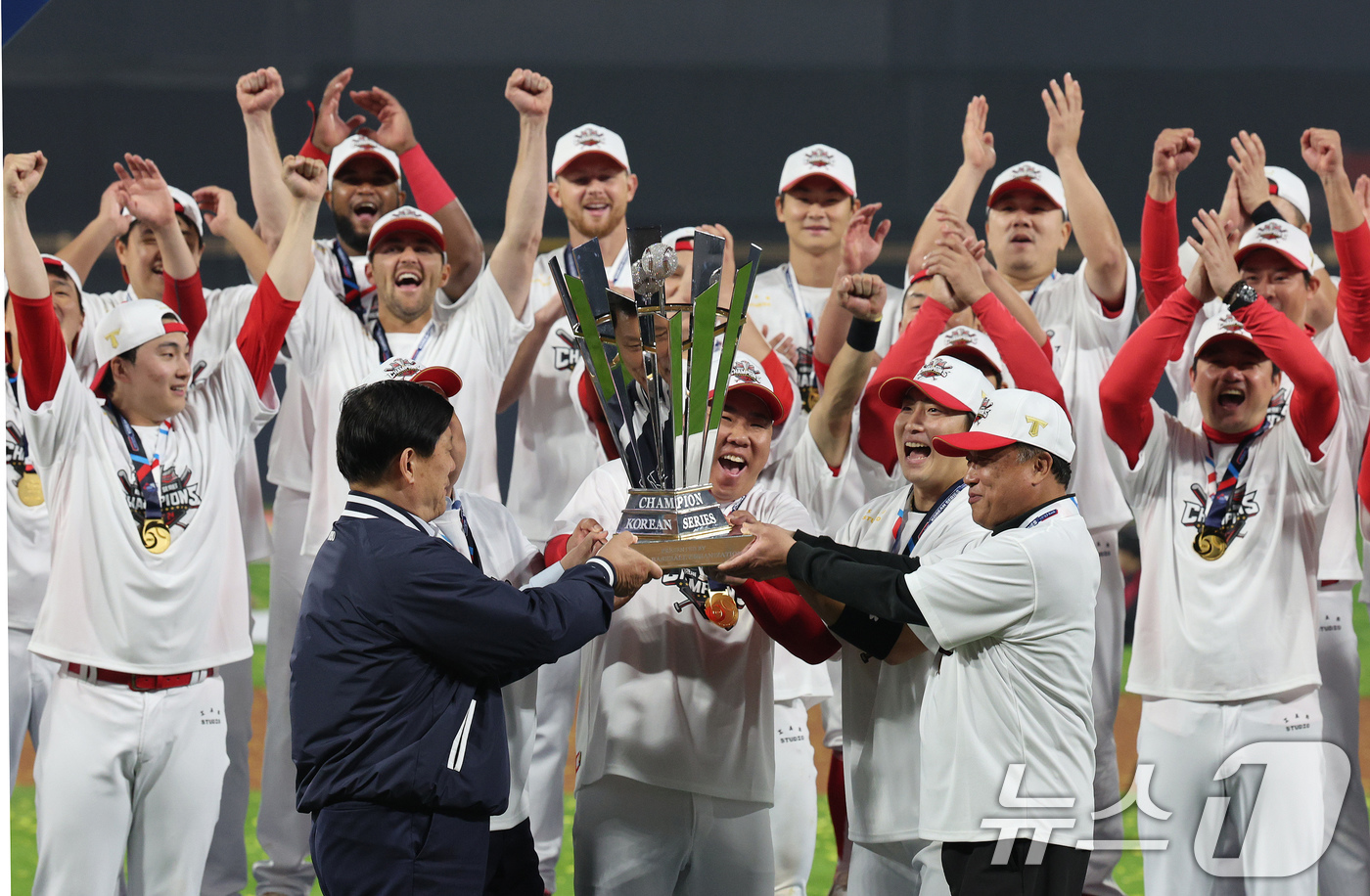 (광주=뉴스1) 장수영 기자 = 28일 오후 광주 기아챔피언스필드에서 열린 프로야구 '2024 신한 SOL 뱅크 KBO 포스트시즌' 한국시리즈 5차전 삼성 라이온즈와 KIA 타이거 …