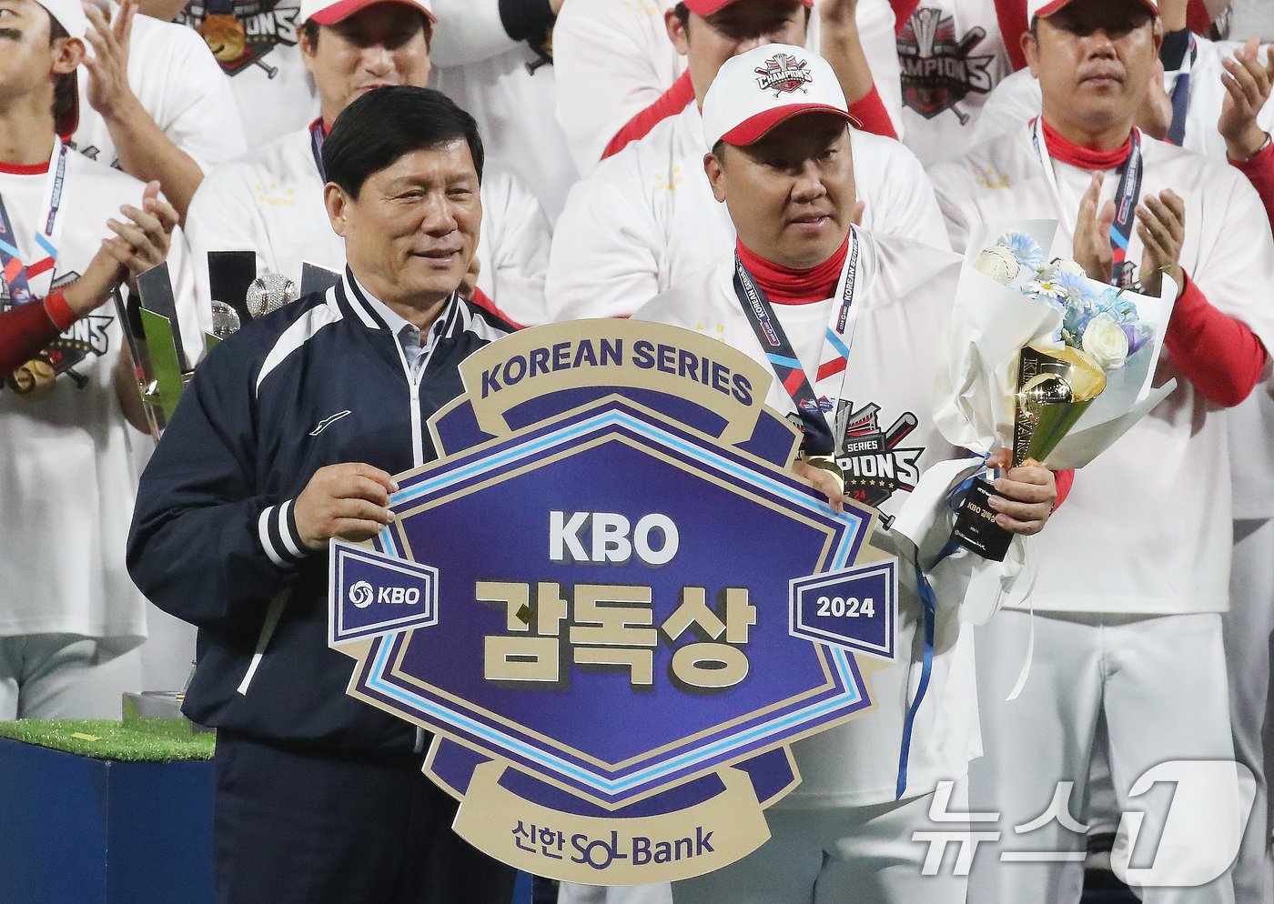 28일 오후 광주 기아챔피언스필드에서 열린 프로야구 &#39;2024 신한 SOL 뱅크 KBO 포스트시즌&#39; 한국시리즈 5차전 삼성 라이온즈와 KIA 타이거즈의 경기 우승 트로피 시상식에서 KIA 이범호 감독이 감독상을 수상하고 있다. 2024.10.28/뉴스1 ⓒ News1 임세영 기자