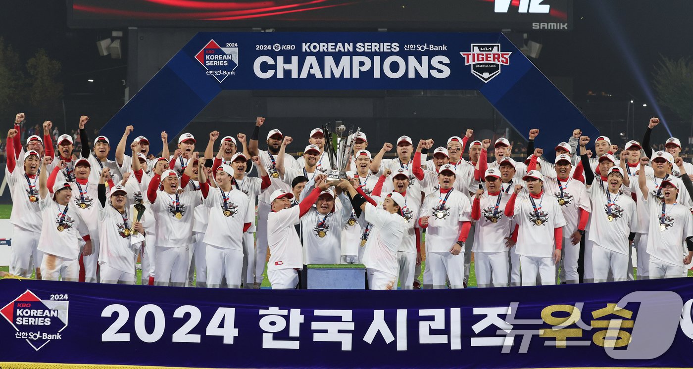 28일 오후 광주 기아챔피언스필드에서 열린 프로야구 &#39;2024 신한 SOL 뱅크 KBO 포스트시즌&#39; 한국시리즈 5차전 삼성 라이온즈와 KIA 타이거즈의 경기에서 7대5로 승리하며 시리즈 전적 4대1로 통합 우승을 차지한 KIA 이범호 감독와 선수들이 우승 트로피를 들고 환호하고 있다. 2024.10.28/뉴스1 ⓒ News1 장수영 기자