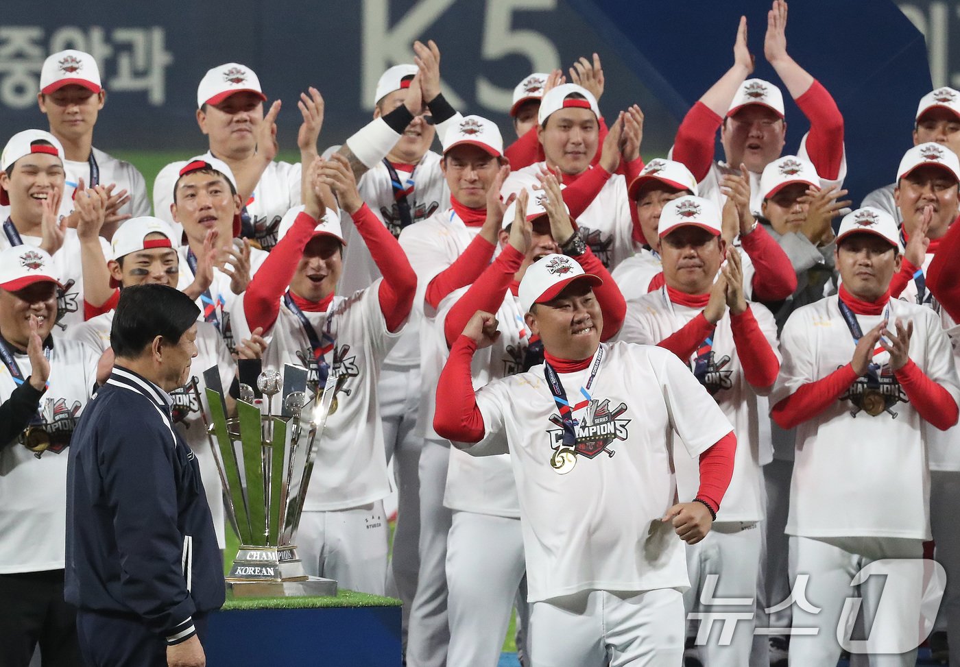 본문 이미지 - 28일 오후 광주 기아챔피언스필드에서 열린 프로야구 '2024 신한 SOL 뱅크 KBO 포스트시즌' 한국시리즈 5차전 삼성 라이온즈와 KIA 타이거즈의 경기 우승 트로피 시상식에서 KIA 이범호 감독과 선수들이 환호하고 있다. 2024.10.28/뉴스1 ⓒ News1 임세영 기자
