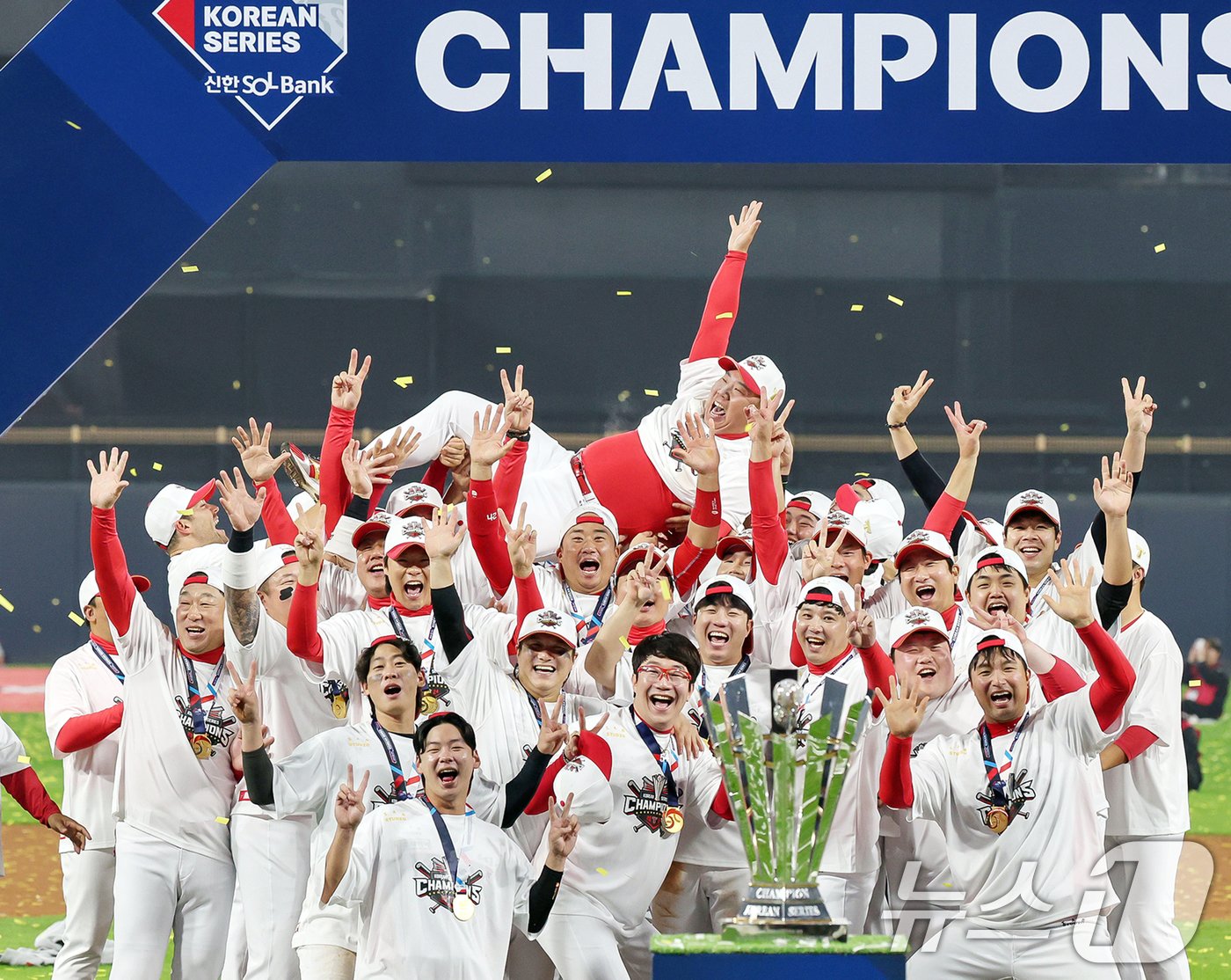 본문 이미지 - 28일 오후 광주 기아챔피언스필드에서 열린 프로야구 '2024 신한 SOL 뱅크 KBO 포스트시즌' 한국시리즈 5차전 삼성 라이온즈와 KIA 타이거즈의 경기에서 7대5로 승리하며 통합 우승을 차지한 KIA 이범호 감독이 선수들에게 헹가래를 받고 있다. 2024.10.28/뉴스1 ⓒ News1 장수영 기자