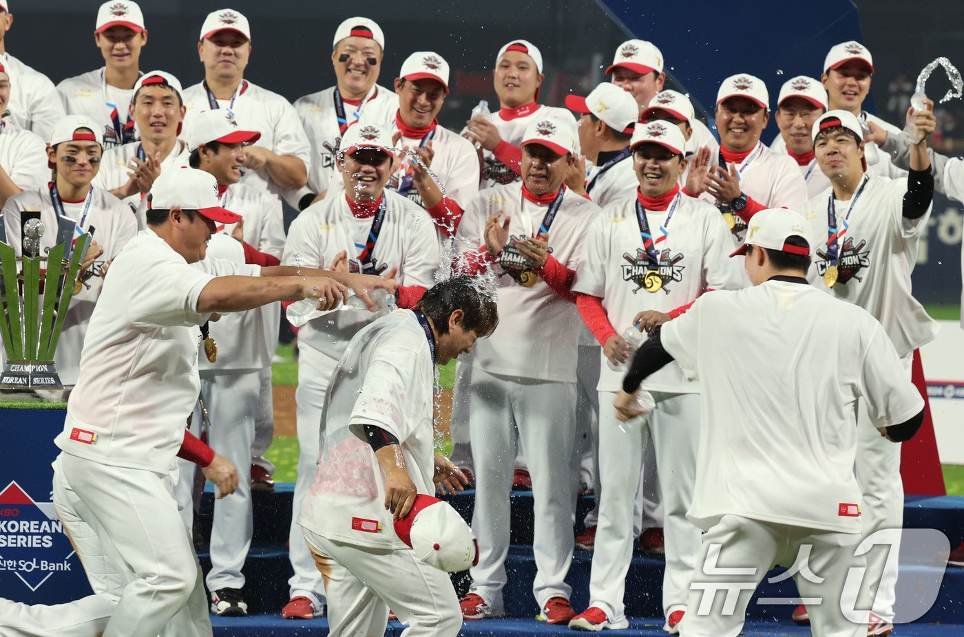 28일 오후 광주 기아챔피언스필드에서 열린 프로야구 &#39;2024 신한 SOL 뱅크 KBO 포스트시즌&#39; 한국시리즈 삼성 라이온즈와 기아 타이거즈의 경기를 마친 뒤 한국시리즈 MVP 차지한 김선빈이 동료들로부터 물세례를 받고 있다. 2024.10.28/뉴스1 ⓒ News1 장수영 기자