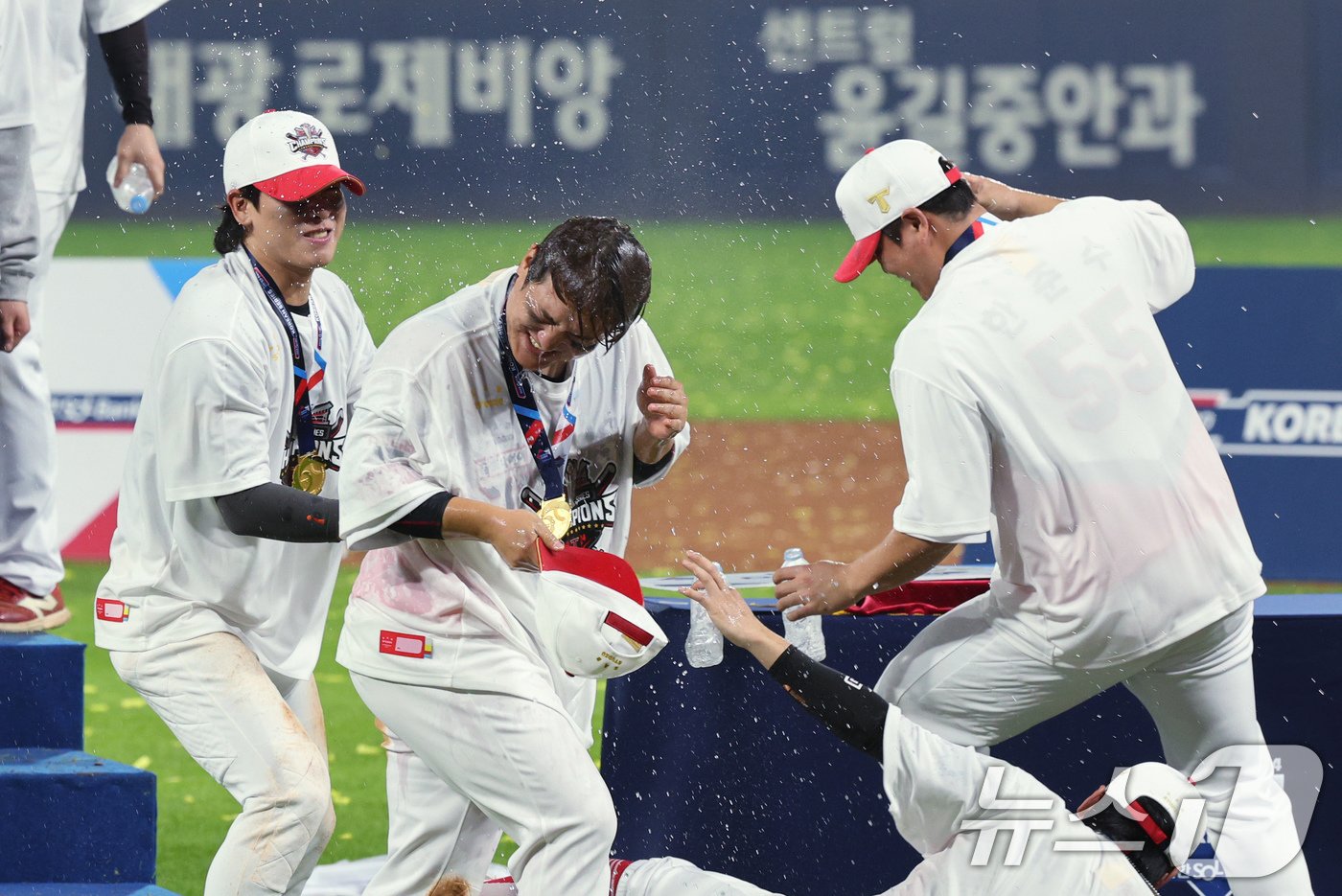 28일 오후 광주 기아챔피언스필드에서 열린 프로야구 &#39;2024 신한 SOL 뱅크 KBO 포스트시즌&#39; 한국시리즈 삼성 라이온즈와 기아 타이거즈의 경기를 마친 뒤 한국시리즈 MVP 차지한 김선빈이 동료들로부터 물세례를 받고 있다. 2024.10.28/뉴스1 ⓒ News1 장수영 기자