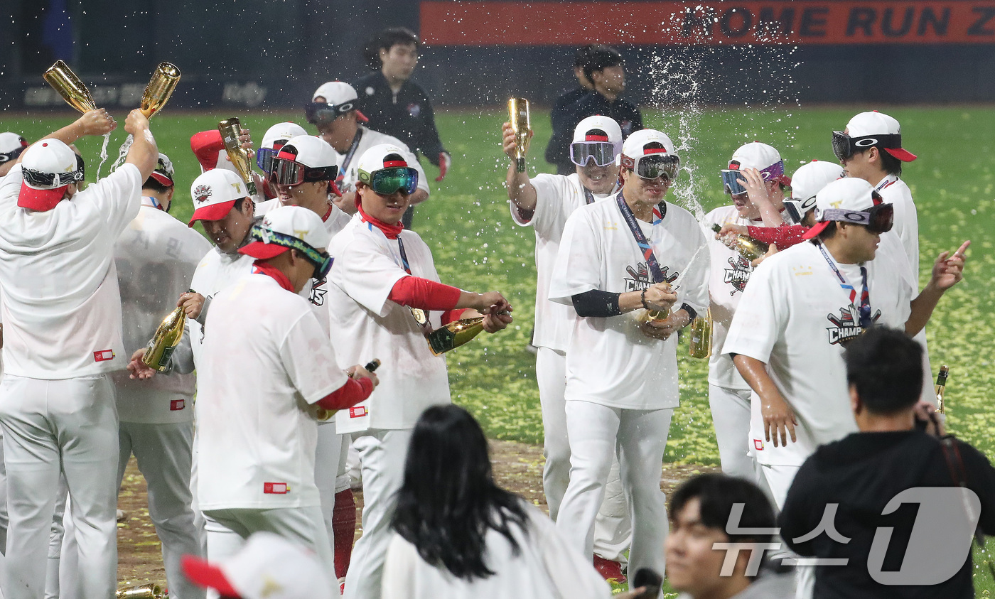 (광주=뉴스1) 임세영 기자 = 28일 오후 광주 기아챔피언스필드에서 열린 프로야구 '2024 신한 SOL 뱅크 KBO 포스트시즌' 한국시리즈 5차전 삼성 라이온즈와 KIA 타이거 …