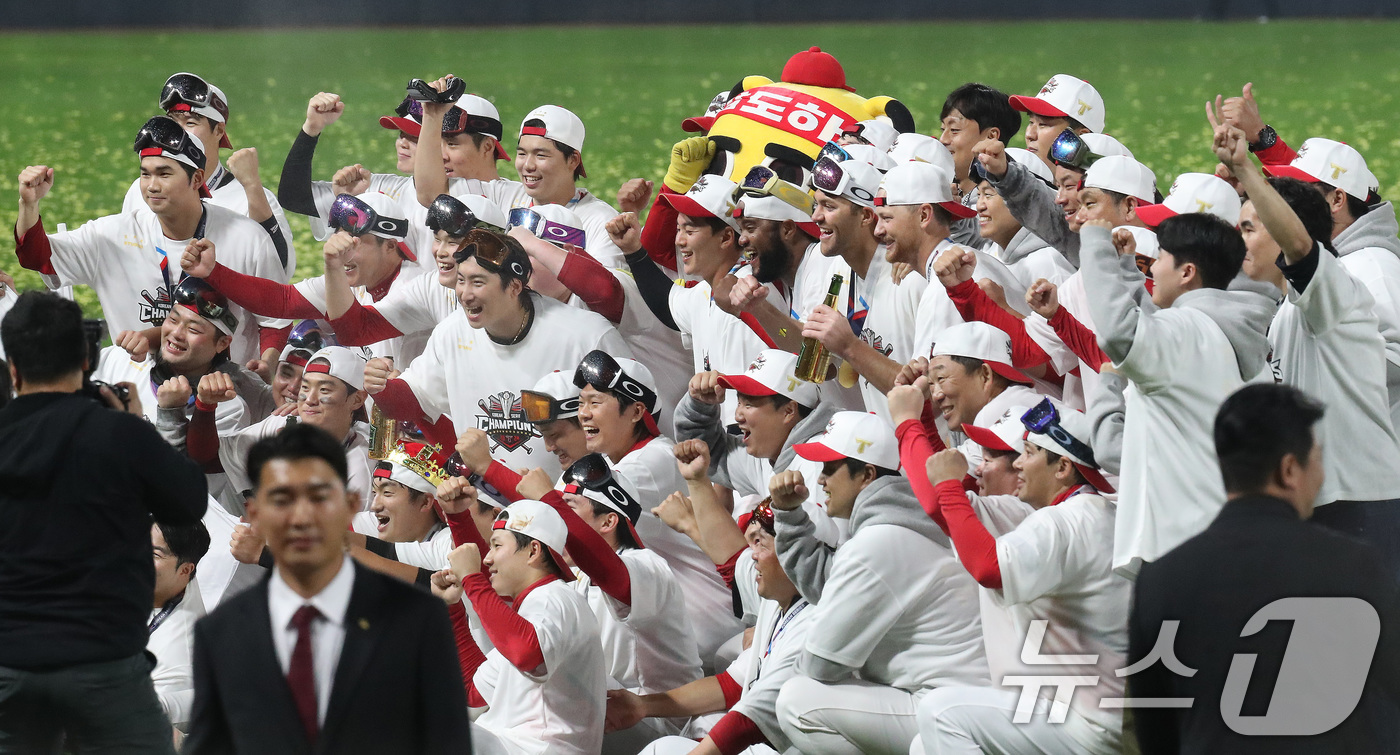 (광주=뉴스1) 임세영 기자 = 28일 오후 광주 기아챔피언스필드에서 열린 프로야구 '2024 신한 SOL 뱅크 KBO 포스트시즌' 한국시리즈 5차전 삼성 라이온즈와 KIA 타이거 …