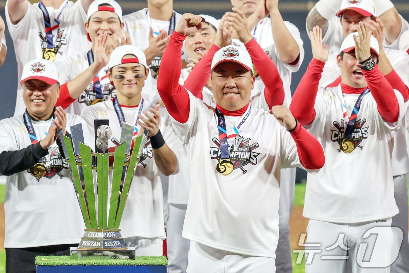 본문 이미지 - 28일 오후 광주 기아챔피언스필드에서 열린 프로야구 '2024 신한 SOL 뱅크 KBO 포스트시즌' 한국시리즈 5차전 삼성 라이온즈와 KIA 타이거즈의 경기에서 7대5로 승리하며 통합 우승을 차지한 KIA 이범호 감독이 주먹을 불끈 쥐고 있다. 2024.10.28/뉴스1 ⓒ News1 장수영 기자