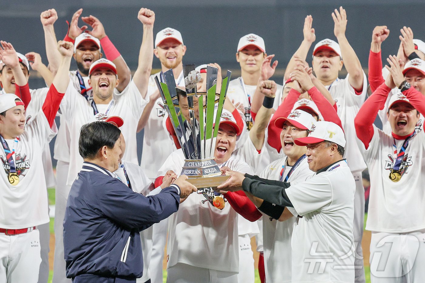 28일 오후 광주 기아챔피언스필드에서 열린 프로야구 &#39;2024 신한 SOL 뱅크 KBO 포스트시즌&#39; 한국시리즈 5차전 삼성 라이온즈와 KIA 타이거즈의 경기에서 7대5로 승리하며 시리즈 전적 4대1로 통합 우승을 차지한 KIA 이범호 감독 및 선수들이 우승 트로피를 들고 환호하고 있다. 2024.10.28/뉴스1 ⓒ News1 장수영 기자