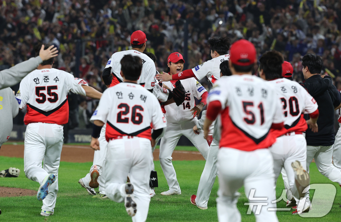 (광주=뉴스1) 장수영 기자 = 28일 오후 광주 기아챔피언스필드에서 열린 프로야구 '2024 신한 SOL 뱅크 KBO 포스트시즌' 한국시리즈 5차전 삼성 라이온즈와 KIA 타이거 …