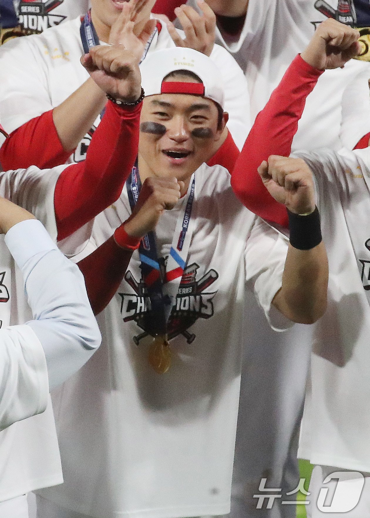 본문 이미지 - 한국시리즈 우승 트로피 시상식에서 KIA 김도영이 주먹을 불끈 쥐고 있다. 2024.10.28/뉴스1 ⓒ News1 임세영 기자