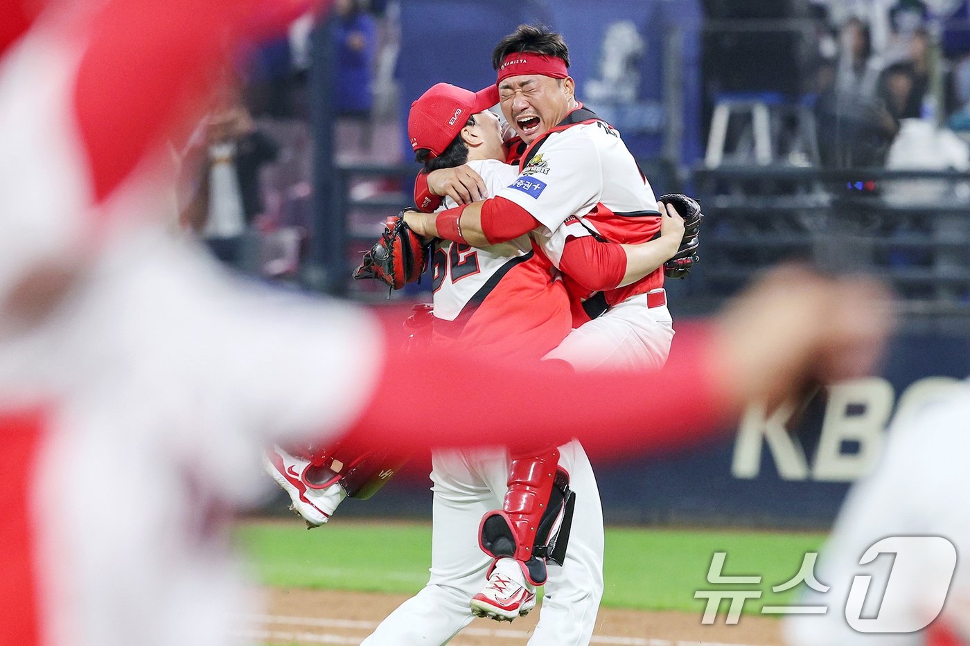 본문 이미지 - 28일 오후 광주 기아챔피언스필드에서 열린 프로야구 '2024 신한 SOL 뱅크 KBO 포스트시즌' 한국시리즈 5차전 삼성 라이온즈와 KIA 타이거즈의 경기에서 7대5로 승리하며 통합 우승을 차지한 KIA 마무리 정해영과 포수 김태군이 얼싸안으며 기뻐하고 있다. 2024.10.28/뉴스1 ⓒ News1 장수영 기자
