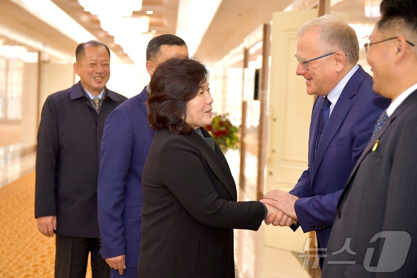 본문 이미지 - (평양 노동신문=뉴스1) = 북한 노동당 기관지 노동신문은 29일 최선희 외무상 일행이 러시아를 공식 방문하기 위해 28일 평양을 출발했다고 보도했다. 평양국제비행장에서 김정규 외무성 부상과 알렉산드로 마체고라 주북한러시아 특명전권대사가 배웅했다고 전했다. [국내에서만 사용가능. 재배포 금지. DB 금지. For Use Only in the Republic of Korea. Redistribution Prohibited] rodongphoto@news1.kr