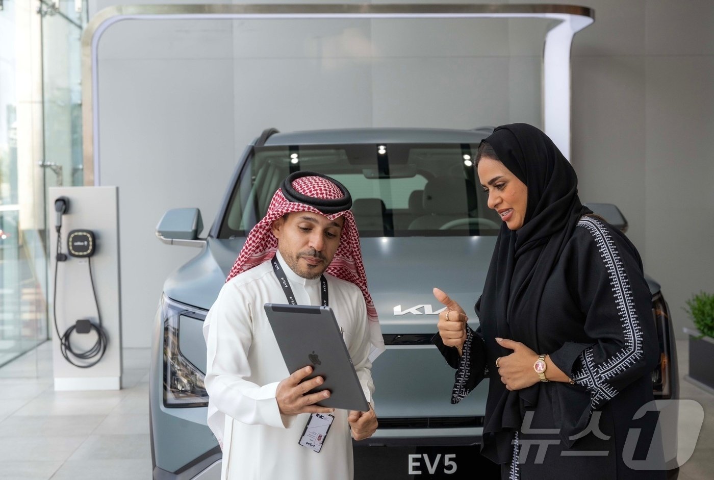 본문 이미지 -  고객에게 설명 중인 NMC 기아 '제다-킹 압둘 아지즈 로드 쇼룸' 직원 모습.(기아 제공)