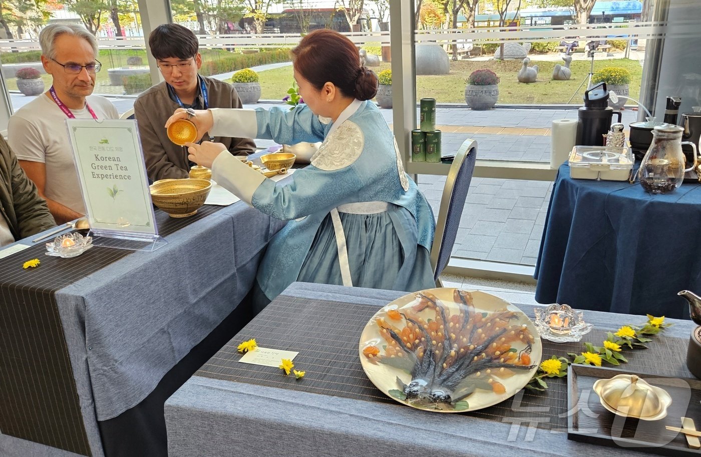 본문 이미지 - 25일 &#39;파바 2024&#39;가 열린 대전컨벤션센터에 설치된 다과 체험 부스. ⓒ 뉴스1