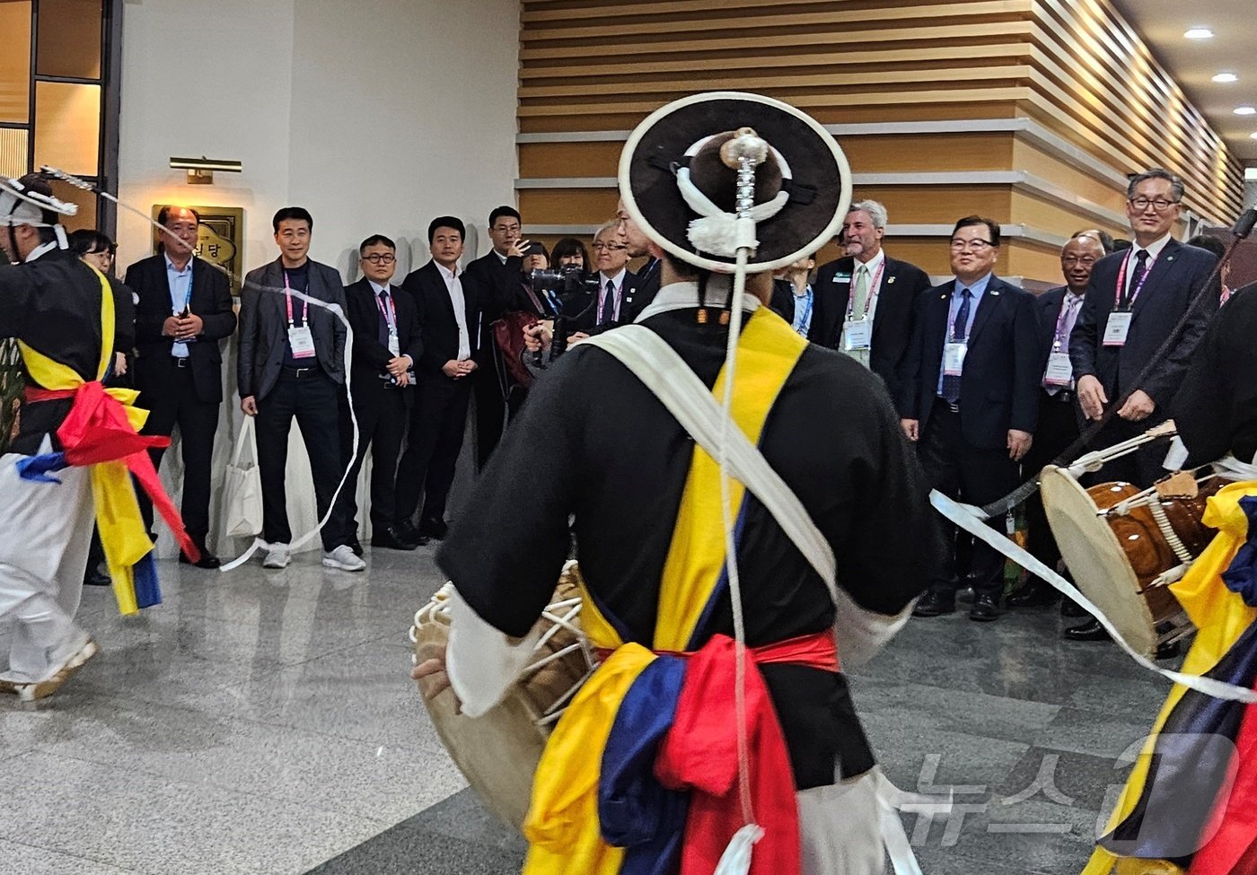 본문 이미지 - 25일 대전컨벤션센터에서 열린 &#39;파바 2024&#39;에서 풍물놀이가 펼쳐졌다. ⓒ 뉴스1